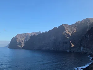 Acantilados de Los Gigantes junto al océano Atlántico en Tenerife.